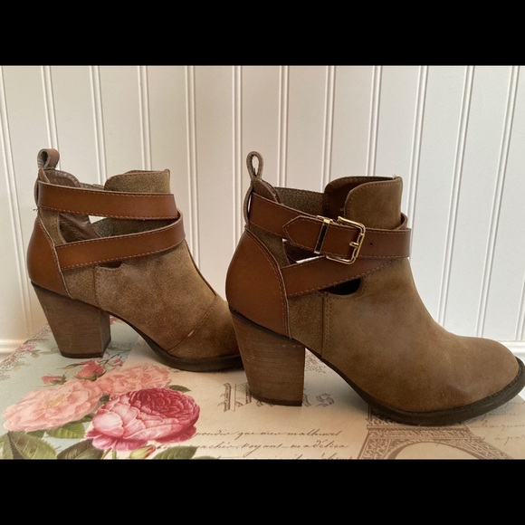 Brown ankle bootie with buckle - Picture 2 of 5